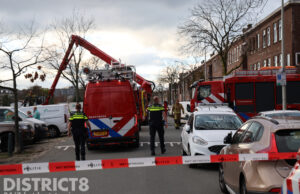 Brandweerduikers doorzoeken water na melding auto te water Soestdijksekade Den Haag