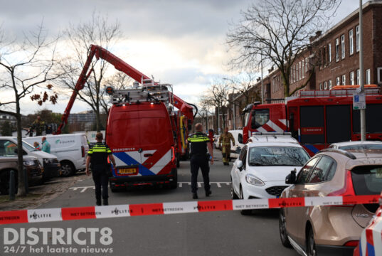 Brandweerduikers doorzoeken water na melding auto te water Soestdijksekade Den Haag