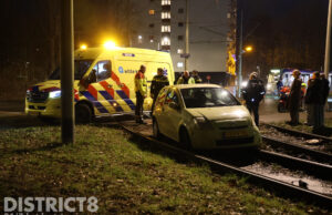 Automobilist wilt keren maar eindigt op tramrails, tram komt in botsing met auto Jaap Edenweg Den Haag