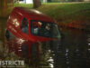 Busje raakt te water, automobilist veilig op de kant Maartensdijklaan Den Haag