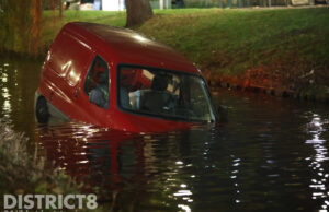 Busje raakt te water, automobilist veilig op de kant Maartensdijklaan Den Haag