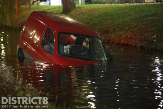 Busje raakt te water, automobilist veilig op de kant Maartensdijklaan Den Haag