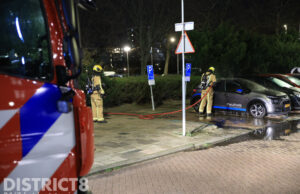 Ondanks veiligheidsrisicogebied opnieuw raak: opnieuw deelauto in brand Minervaweg Delft