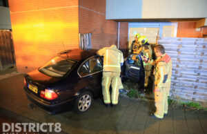 Automobilist raakt van de weg en belandt in achtertuin Reinier de Graafweg Delft