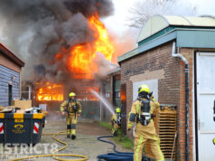 Veel rook bij grote uitslaande brand Van der Brugghenstraat Delft