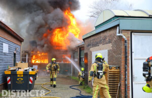 Veel rook bij grote uitslaande brand Van der Brugghenstraat Delft