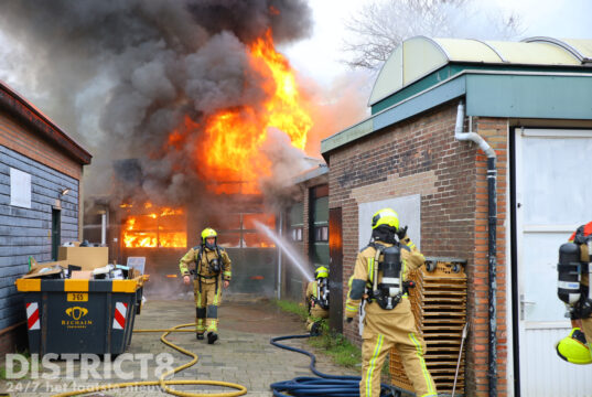 Veel rook bij grote uitslaande brand Van der Brugghenstraat Delft