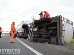 Vrachtwagentrailer met 3 ton meel aan boord kantelt A20 Maasdijk