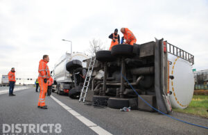 Vrachtwagentrailer met 3 ton meel aan boord kantelt A20 Maasdijk