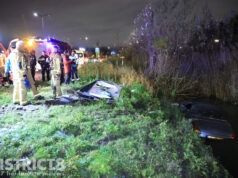 Auto ramt reclamebord en raakt te water Prinses Beatrixlaan Rijswijk