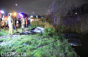 Auto ramt reclamebord en raakt te water Prinses Beatrixlaan Rijswijk