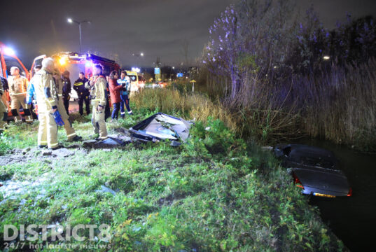 Auto ramt reclamebord en raakt te water Prinses Beatrixlaan Rijswijk