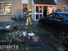 Brandweer blust brandend bankstel in woning Houtduifstraat Delft