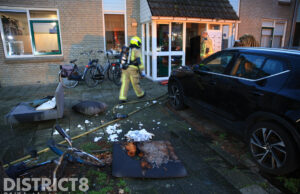 Brandweer blust brandend bankstel in woning Houtduifstraat Delft