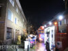 Brandweer blust felle brand in portiekwoning Karel de Geerstraat Den Haag