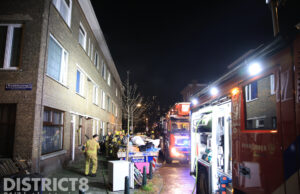 Brandweer blust felle brand in portiekwoning Karel de Geerstraat Den Haag