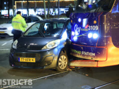 Schade na aanrijding tussen auto en kersttram Delflandplein Delft