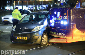 Schade na aanrijding tussen auto en kersttram Delflandplein Delft