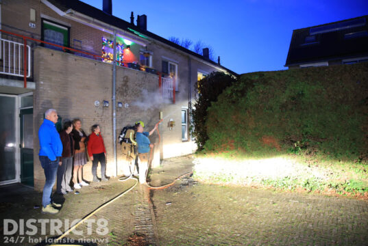 Vuurwerk veroorzaakt brand in coniferenhaag Kasteellaan Schipluiden