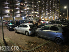 Automobiliste drukt gaspedaal in op parkeerterrein; meerdere auto’s beschadigd Lisztstraat Delft