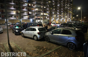 Automobiliste drukt gaspedaal in op parkeerterrein; meerdere auto’s beschadigd Lisztstraat Delft