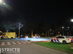 Auto rijdt tegen lantaarnpaal na botsing Lange Kleiweg Rijswijk