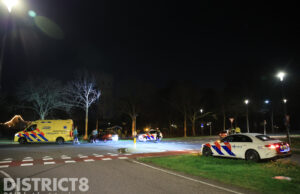 Auto rijdt tegen lantaarnpaal na botsing Lange Kleiweg Rijswijk