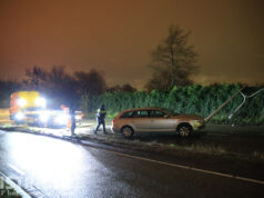 Automobilist ramt lantaarnpaal en slaat op de vlucht Zuidhoornseweg Den Hoorn