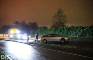 Automobilist ramt lantaarnpaal en slaat op de vlucht Zuidhoornseweg Den Hoorn