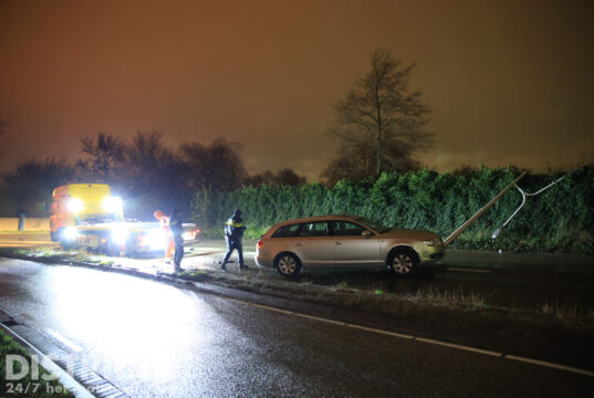 Automobilist ramt lantaarnpaal en slaat op de vlucht Zuidhoornseweg Den Hoorn