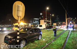 Rechtdoor over de rotonde loopt slecht af Neherkade Den Haag