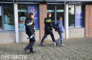 Flinke politiemacht doet inval na valse vuurwapenmelding Laan van Wateringseveld Den Haag