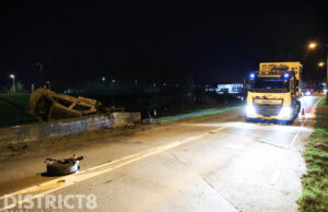 Dode na ernstig eenzijdig ongeval, voertuig vliegt in brand Coldenhovelaan Maasdijk