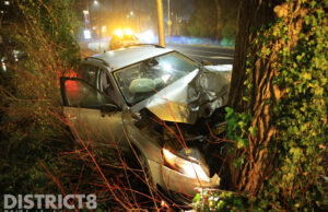 Twee gewonden na botsing van auto tegen boom Oostpoortweg Delft