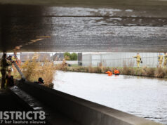 Brandweer doorzoekt sloot na melding persoon te water Burgemeester van der Goeslaan De Lier