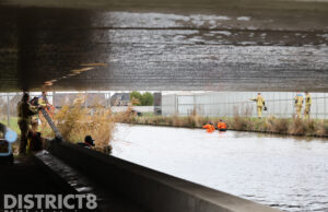 Brandweer doorzoekt sloot na melding persoon te water Burgemeester van der Goeslaan De Lier