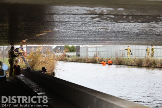 Brandweer doorzoekt sloot na melding persoon te water Burgemeester van der Goeslaan De Lier