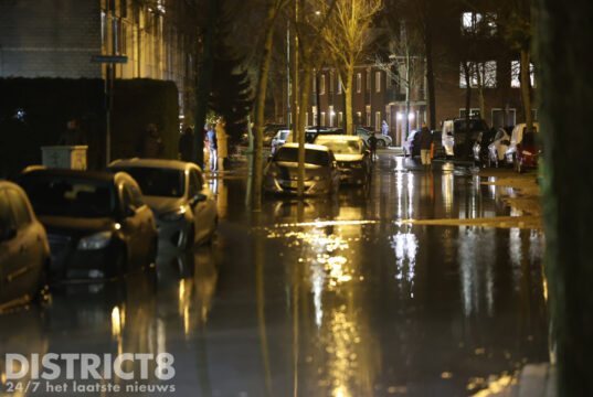Breuk in waterleiding zet straat blank Sint Jorisweg Delft