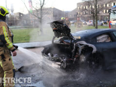 Brandweer blust brand in geparkeerde Porsche Carry van Bruggenhof Den Haag