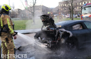 Brandweer blust brand in geparkeerde Porsche Carry van Bruggenhof Den Haag