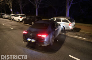 Automobilist schrikt van eigen kat en ramt geparkeerde auto’s Vreeswijkstraat Den Haag