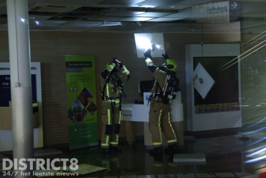 Gesprongen koelleiding zorgt voor flinke schade servicewinkel Centraal Station Den Haag