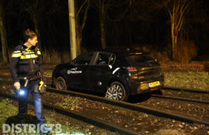 Tram 4 gestremd nadat auto het spoor in rijdt Jaap Edenweg Den Haag