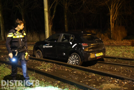 Tram 4 gestremd nadat auto het spoor in rijdt Jaap Edenweg Den Haag