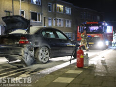 Auto vliegt tijdens het rijden in brand Schaarsbergenstraat Den Haag