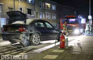 Auto vliegt tijdens het rijden in brand Schaarsbergenstraat Den Haag