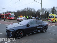 Schade na aanrijding tussen tram en taxi Loosduinsekade Den Haag