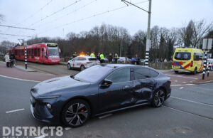 Schade na aanrijding tussen tram en taxi Loosduinsekade Den Haag