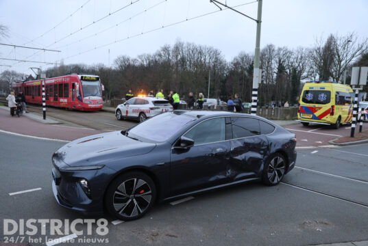 Schade na aanrijding tussen tram en taxi Loosduinsekade Den Haag