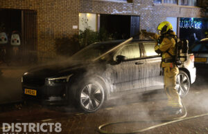 Elektrische auto in brand gestoken Vlamenburg Den Haag